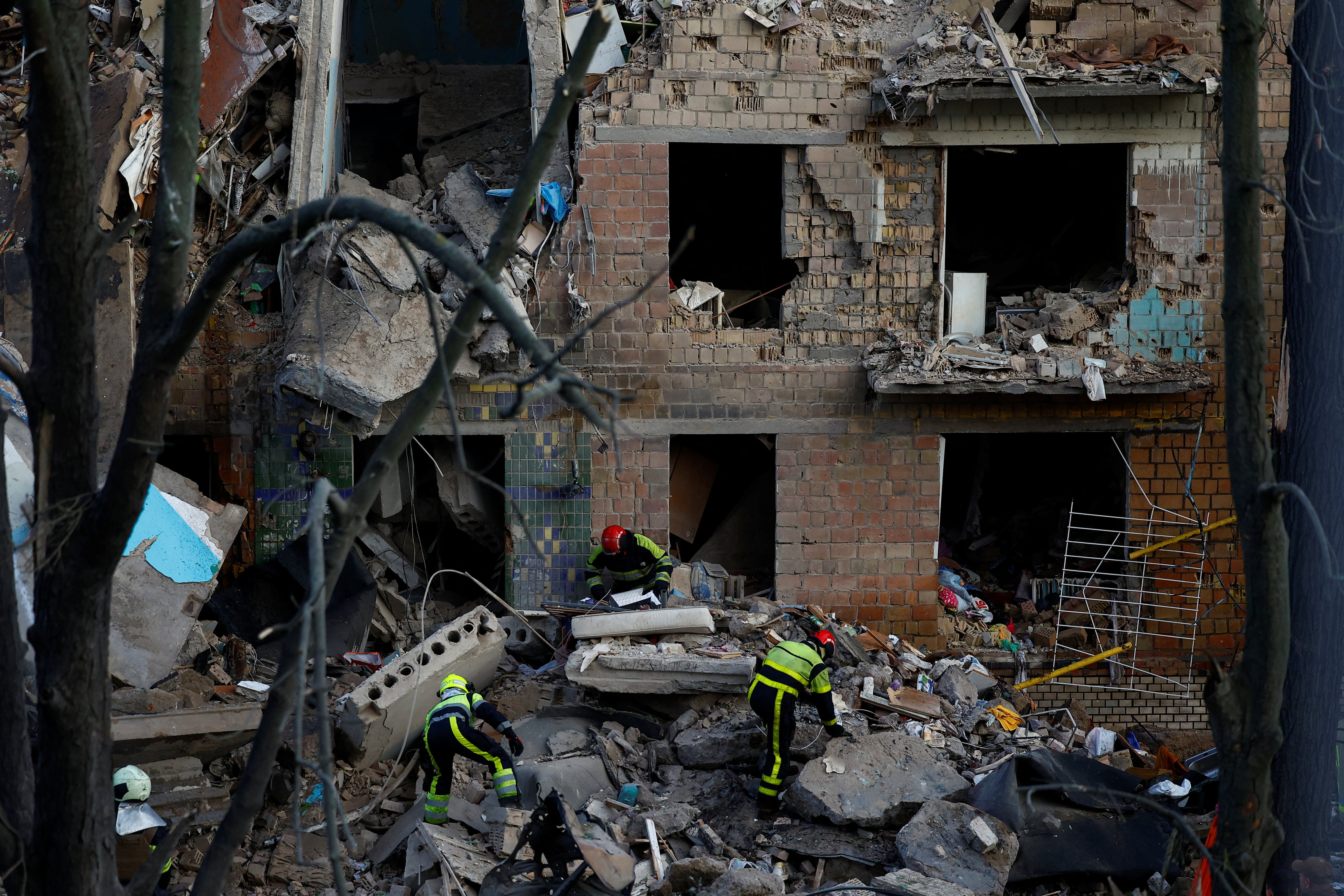 Russian attacks kill several people and wound more than 100 across Ukraine